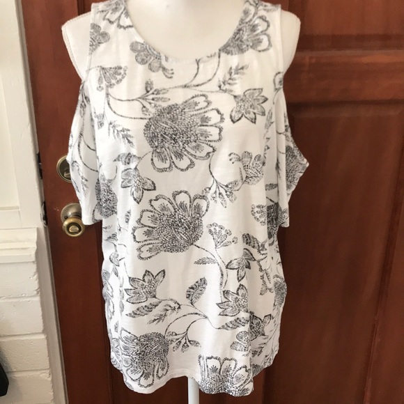 Banana Republic Tops - NWOT! Banana Republic Cold Shoulder Top!